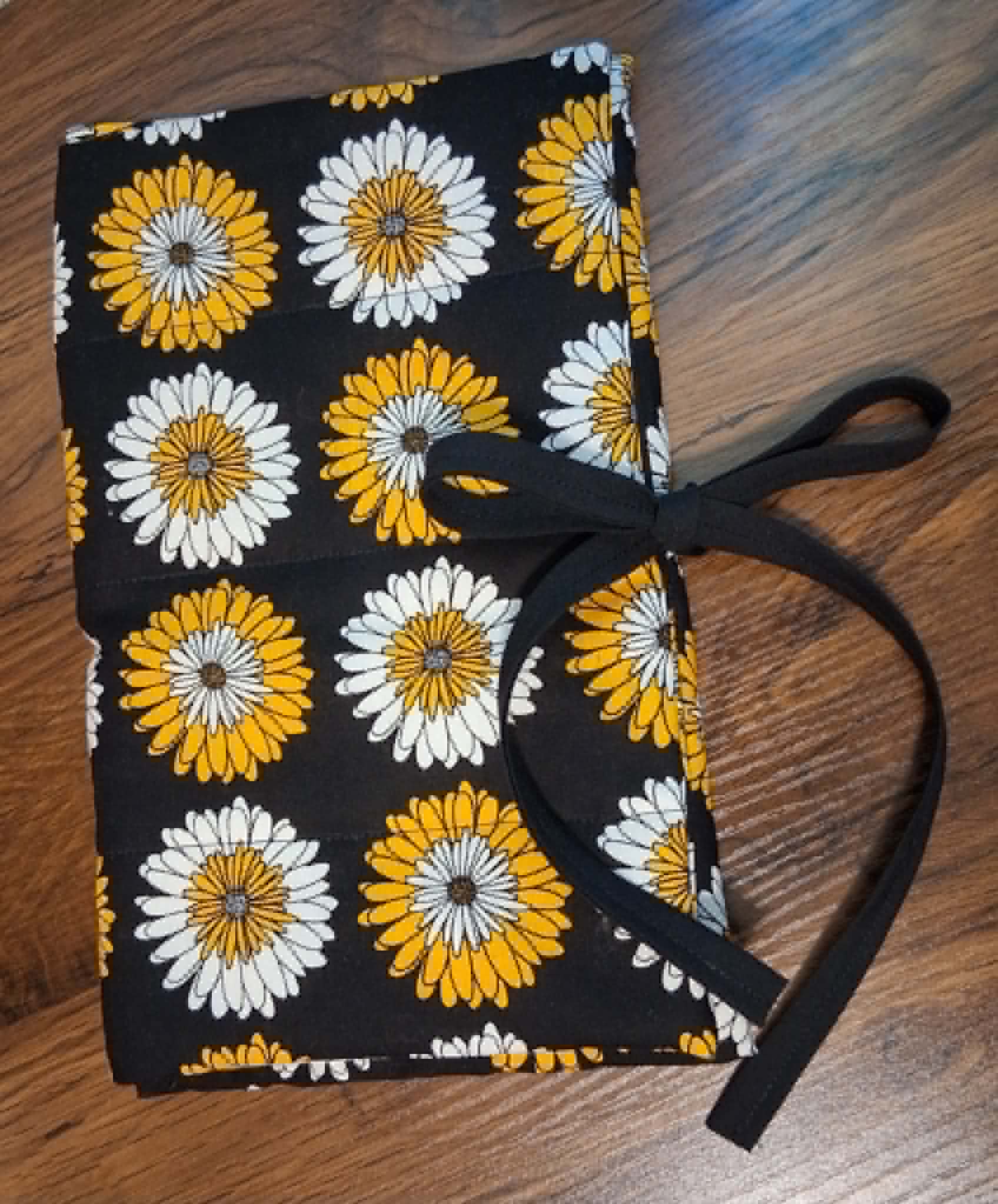 11x17 Daisy floral design quilted book cover tie and inside pocket